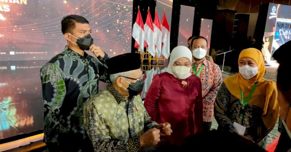 Kenakan Batik Sarita Toraja Andi Sudirman Terima Paramakarya