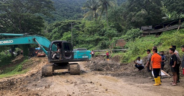 Arus Lalu Lintas Trans Sulawesi Enrekang Toraja Macet Hingga Kilometer