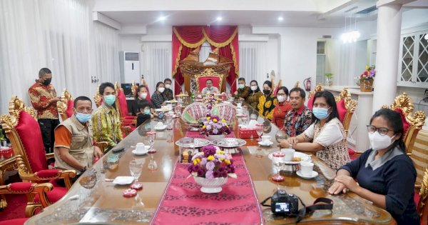 Plt Gubernur Jamu Istri Guru Asal Toraja yang Jadi Korban KKB Papua