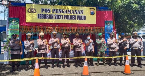 Tinjau Perbatasan Wajo-Luwu, Bupati Wajo Bagi Sembako ke Petugas