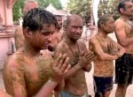 Warga India Lumuri Tubuh Pakai Kotoran Sapi, Dipercaya Penangkal Corona