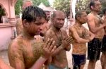 Warga India Lumuri Tubuh Pakai Kotoran Sapi, Dipercaya Penangkal Corona