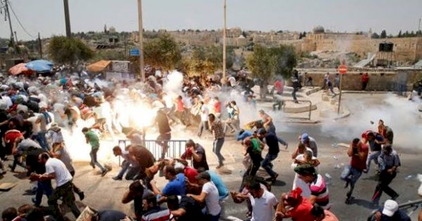 Warga Palestina dan Polisi Israel Bentrok di Masjid Al Aqsa