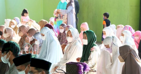 Momen Fatmawati Rusdi Salat Id Pertama Sebagai Wawali Makassar