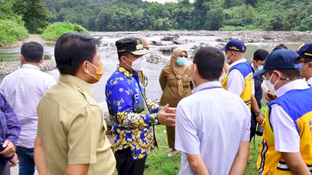Sambil Offroad, Plt Gubernur Tinjau Rencana Jalan di Sungai Jeneberang