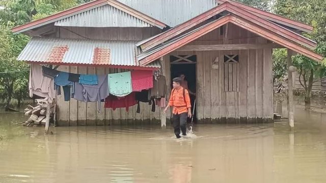 322 Rumah Terendam Banjir di Lutra, Plt Gubernur Salurkan Bantuan