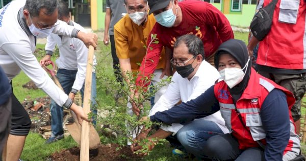 Permabudhi Cinta Alam Tanam 2.000 Mangrove, Wali Kota Makassar Kasi Jempol