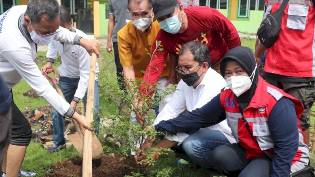 Permabudhi Cinta Alam Tanam 2.000 Mangrove, Wali Kota Makassar Kasi Jempol