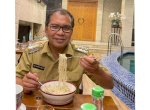 Masih Dibalut Pakaian Dinas, Danny Lahap Makan Mie Instan