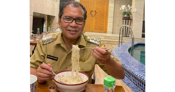 Masih Dibalut Pakaian Dinas, Danny Lahap Makan Mie Instan