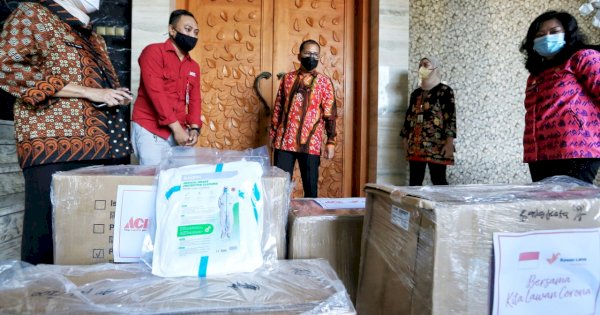 PT Ace Hardware Serahkan Bantuan Hazmat Dukung Makassar Recover