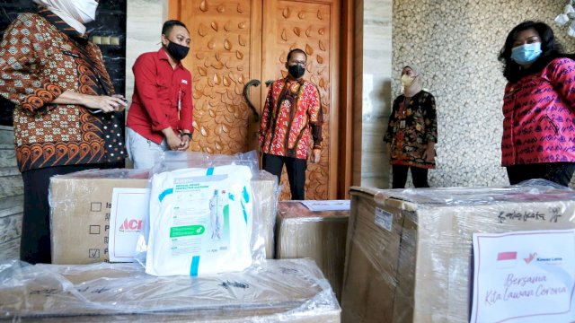 PT Ace Hardware Serahkan Bantuan Hazmat Dukung Makassar Recover