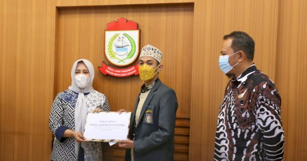 Fatmawati Apresiasi Kafilah Makassar Juara Umum STQH XXXII