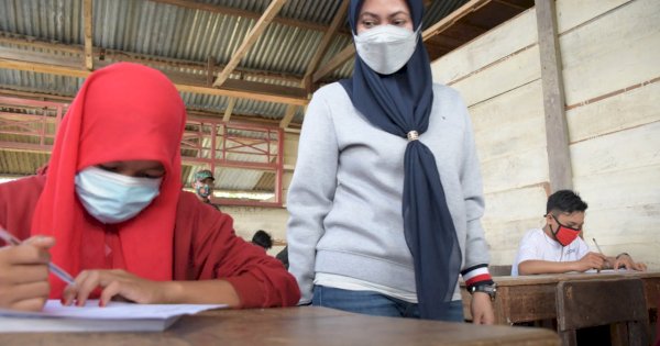 Bupati Luwu Utara Tinjau Pelaksanaan Ujian Sekolah di Seko