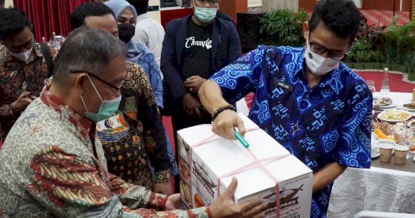 Dapat Roti Mantau, Sandiaga Uno Ingin Berkunjung ke Parepare