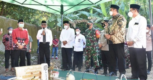 Bupati Chaidir Dampingi Mahfud MD Ziarah Makam AGH Sanusi Baco