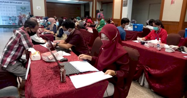 Pemkot Makassar dan Yayasan Buddha Tzu Chi Vaksin 1.200 Warga