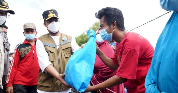 Plt Gubernur Sulsel Serahkan Rp3,5 Miliar Bantuan Banjir Jeneponto