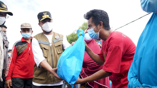 Plt Gubernur Sulsel Serahkan Rp3,5 Miliar Bantuan Banjir Jeneponto