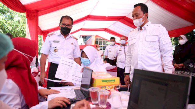 Disaksikan Jokowi, Wali Kota Danny dan BIN Sulsel Vaksinasi Pelajar SMP