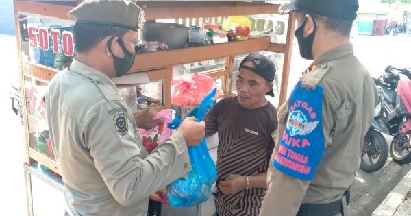 Satpol PP Makassar Bagi Paket Sembako ke Pedagang Kaki Lima