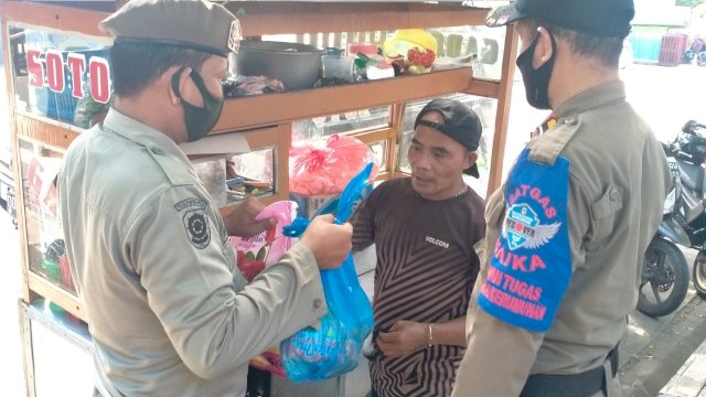 Satpol PP Makassar Bagi Paket Sembako ke Pedagang Kaki Lima