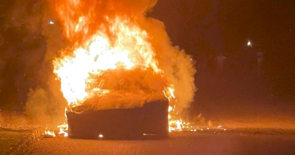 Tesla Model Terbaru Terbakar Saat Sedang Dikendarai