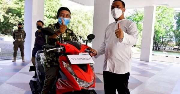 Kakek Inspirator Vaksin Dapat Hadiah Motor dari Plt Gubernur Sulsel