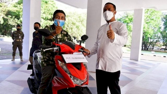 Kakek Inspirator Vaksin Dapat Hadiah Motor dari Plt Gubernur Sulsel