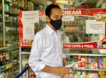 Presiden Jokowi Blusukan Cek Ketersediaan Obat di Apotek