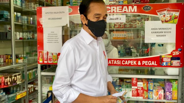 Presiden Jokowi Blusukan Cek Ketersediaan Obat di Apotek