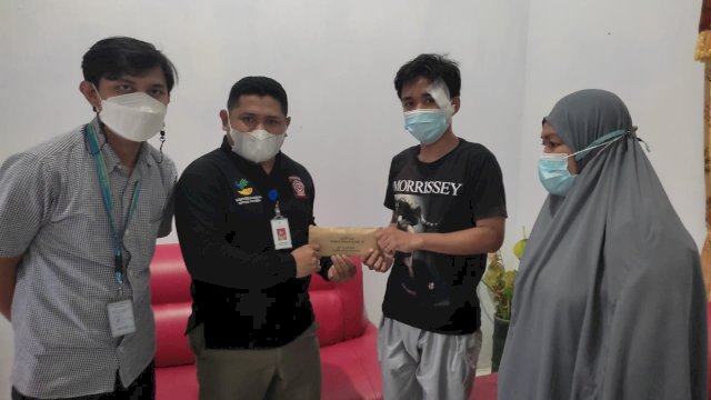 Mensos Berikan Bantuan Korban Kecelakaan Sepeda yang Viral di Makassar