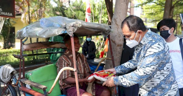 Apresiasi &#8216;Gerakan Berbagi untuk Warga&#8217;, Danny Ikut Terjun Langsung