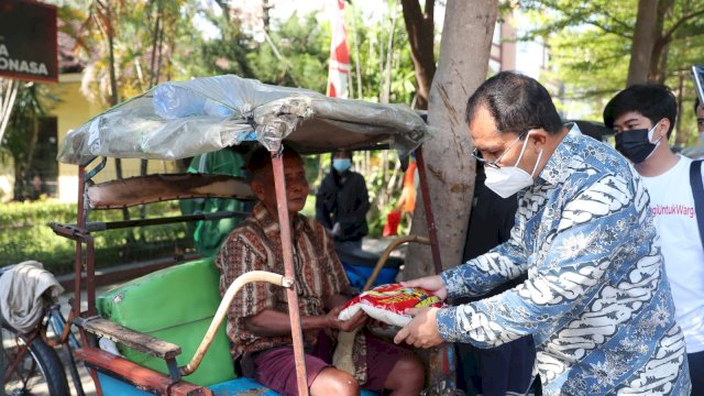 Apresiasi &#8216;Gerakan Berbagi untuk Warga&#8217;, Danny Ikut Terjun Langsung