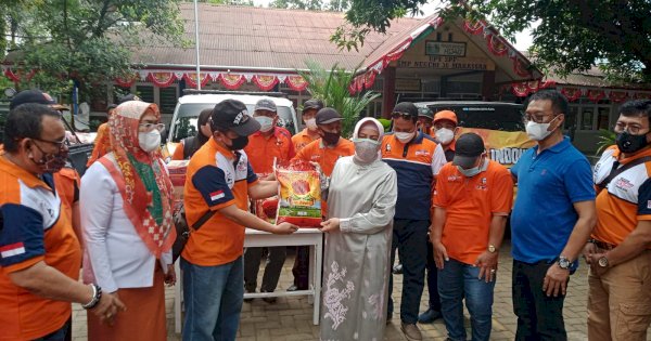 Indira Yusuf Ismail Bersama Komunitas Golorong Bagi Sembako ke Warga