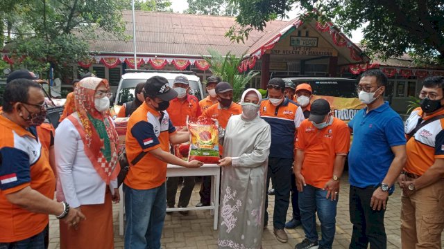 Indira Yusuf Ismail Bersama Komunitas Golorong Bagi Sembako ke Warga