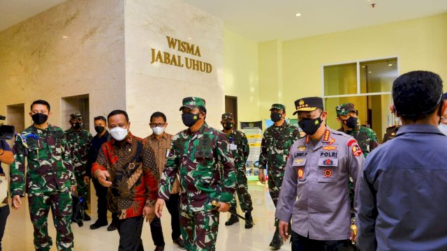 Panglima TNI dan Kapolri Tinjau Fasilitas Isolasi di Asrama Haji Sudiang