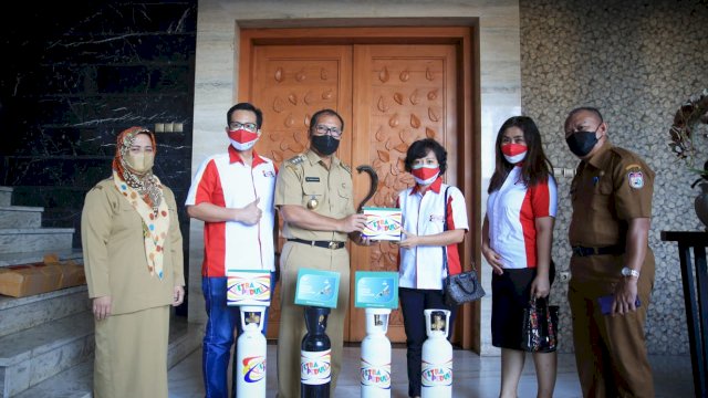 Gereja Pantekosta Tabernakel Sumbang Tabung dan Regulator ke Pemkot Makassar