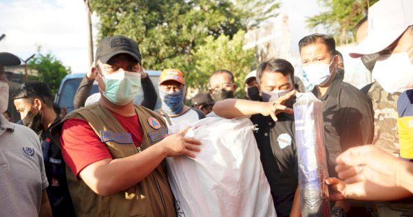 Plt Gubernur Sulsel Serahkan Bantuan di Lokasi Kebakaran Makassar