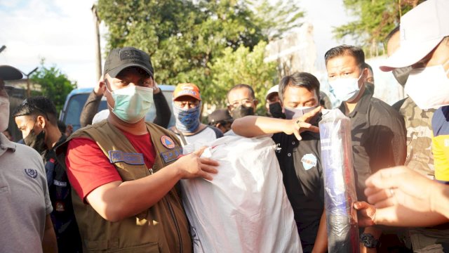 Plt Gubernur Sulsel Serahkan Bantuan di Lokasi Kebakaran Makassar