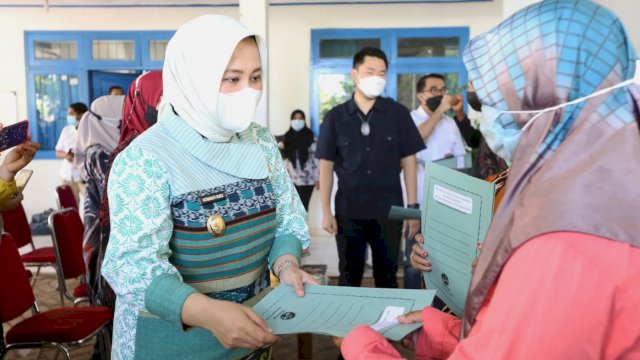 Fatmawati Rusdi Serahkan Bantuan 50 Hand Traktor dan 50 Cultivator 