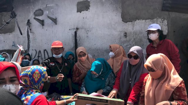 Kunjungi Lokasi Kebakaran di Kampung Lepping, PKK Sulsel Beri Bantuan