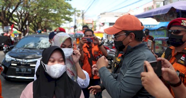 Wali Kota Danny Bersama Ormas Bagi 7.600 Masker Buat Pengendara di Antang