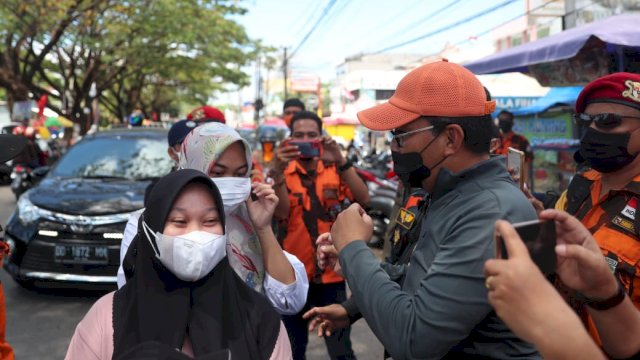 Wali Kota Danny Bersama Ormas Bagi 7.600 Masker Buat Pengendara di Antang