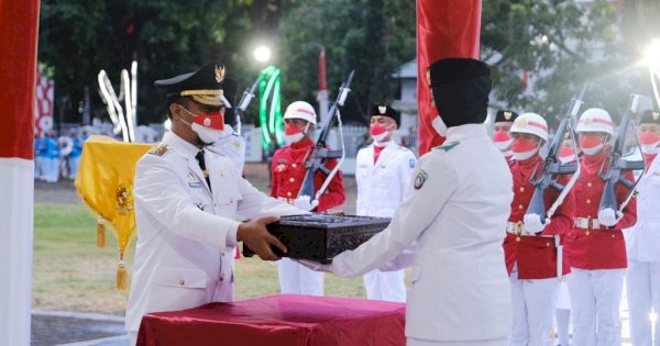 Di Tengah Guyuran Hujan, Plt Gubernur Sulsel Jadi Irup Penurunan Bendera