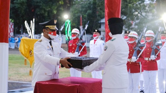 Di Tengah Guyuran Hujan, Plt Gubernur Sulsel Jadi Irup Penurunan Bendera