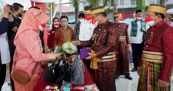 Plt Gubernur Sulsel Borong Hasil Karya Warga Binaan Rutan Makassar