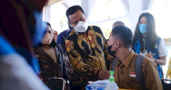 Didampingi Bupati Pinrang, Plt Gubernur Sulsel Tinjau Vaksinasi 200 Pelajar