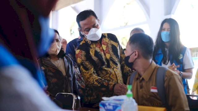 Didampingi Bupati Pinrang, Plt Gubernur Sulsel Tinjau Vaksinasi 200 Pelajar