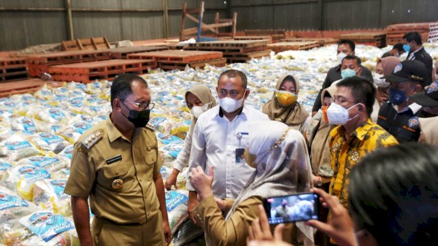 Paket Bansos Segera Dikucurkan, Wali Kota Danny Tinjau Gedung Bulog